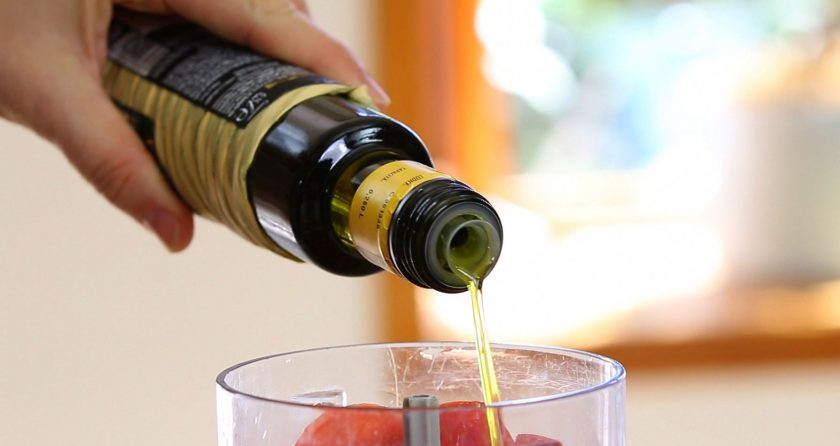 1. Этап. Суп-смузи Гаспачо: 3. Далее влейте масло. Добавьте соль, базилик, чеснок и лёд.