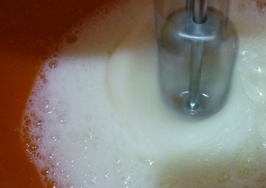 1. Этап. Выпечка с халвой: Отдельно взбейте миксером белки с солью, добавляя сахар, чтобы получились устойчивые пики.