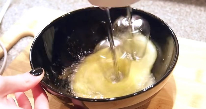 1. Этап. Муссовый торт Рафаэлло: Миксером взбейте яйцо с 30 г сахара. Смесь должна увеличится в размере как минимум в 2 раза. После чего добавьте 30 г муки, крахмал и перемешайте до однородности.