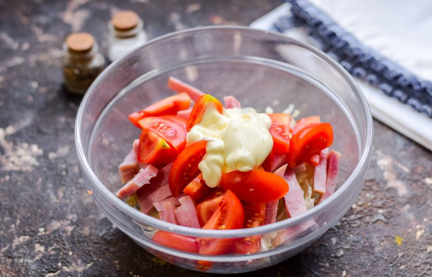 1. Этап. Салат с ветчиной и китайской капустой: Добавьте пропущенный через пресс чеснок, соль, перец и майонез.