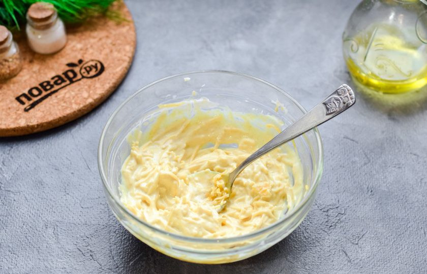 1. Этап. Мясо по-французски с горчичным соусом: Хорошо перемешайте все, соус готов. Духовку прогрейте до 180 градусов.