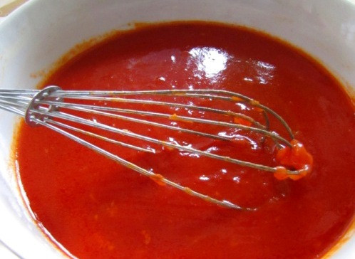 1. Этап. Соус для хинкали: Полученную массу выкладываем в миску и разводим ее мясным бульоном, добавляем молотый перец, соль и сахар по вкусу, перемешиваем. В готовый соус добавляем еще один измельченный зубчик свежего чеснока.