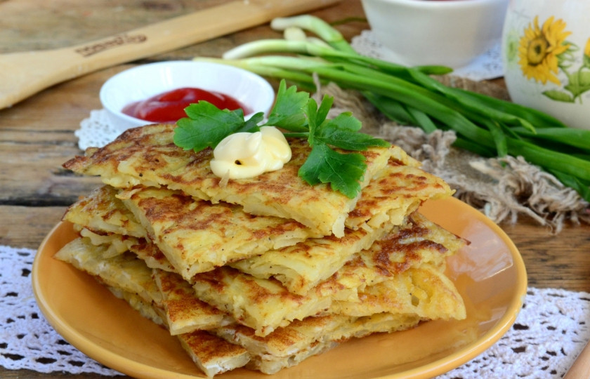 1. Этап. Скоростная картошечка: Перед подачей разрежьте каждый корж на 4 части, так будет удобнее брать его и макать в соус. Кушайте с удовольствием!