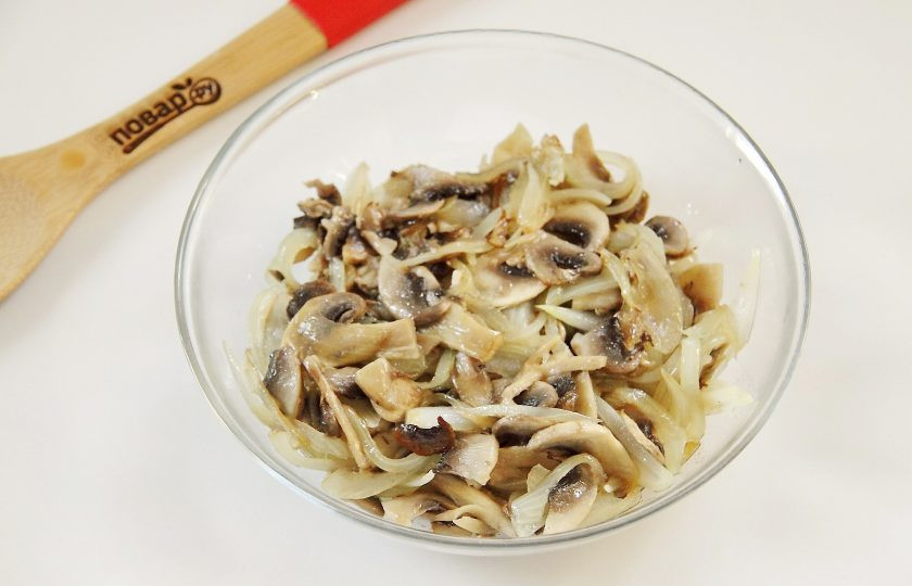 1. Этап. Пирог Сырно-грибное удовольствие: Грибы нарежьте пластинами, лук перьями. Обжарьте грибы с луком до готовности на сковороде. Остудите.