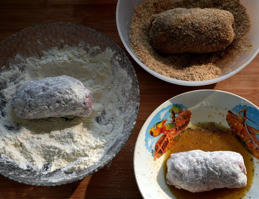 1. Этап. Зразы Беловежские: Приготовьте панировочную линию, насыпав в удобные миски муку, сухари и взбив яйца с солью и перцем. Сухари насыпайте частями, не все сразу, иначе они отмокнут от яйца. Зразы обваляйте в муке, затем окуните в яйцо и запанируйте в сухарях. Повторите процедуру с яйцом и сухарями.