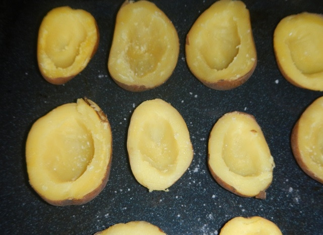 1. Этап. Картофель, запеченный с фаршем: На противень выложите наполненные картофельные лодочки.