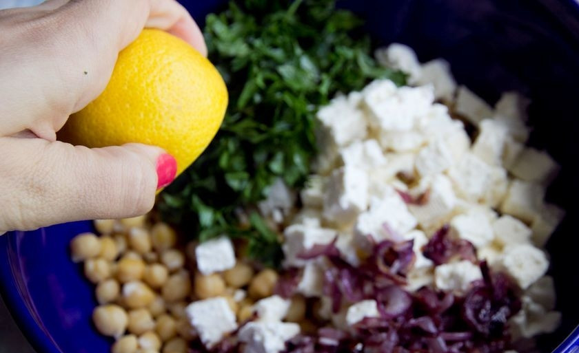 1. Этап. Салат из нута: В салатнице соедините мелко нарезанную зелень, зажарку, фету и нут. Влейте сок лимона.