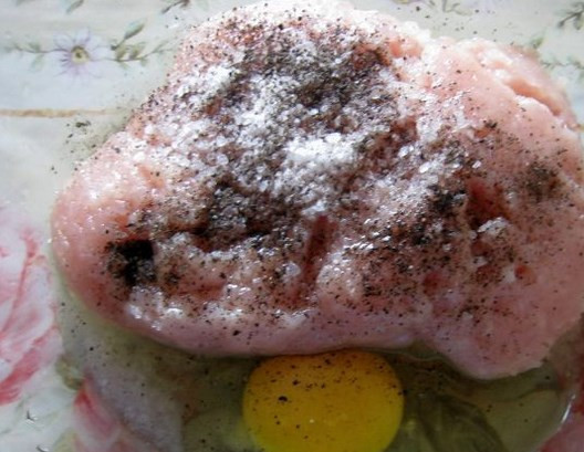 1. Этап. Котлеты из фарша без молока: Смешайте фарш, специи, яйцо и измельченный лук.