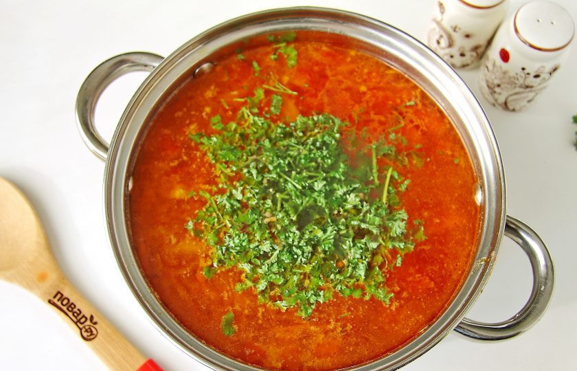 1. Этап. Борщ русский: В самом конце по желанию можно добавить свежую зелень и измельченный чеснок.