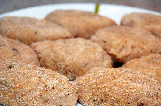 1. Этап. Классический рецепт рыбных котлет: 5. Обваляйте в сухарях.