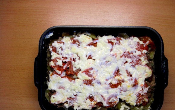 1. Этап. Мясная запеканка с картофелем: 9. Смазать сверху небольшими количеством сметаны или майонеза.