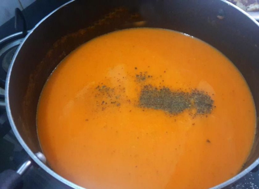 1. Этап. Крем-суп из свежих томатов: 6. Добавьте томатный соус к крахмалу, перемешайте крем-суп. Дайте ему прокипеть и подавайте к столу.