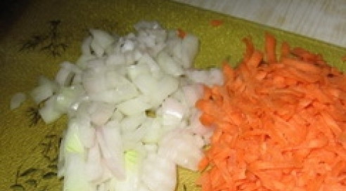 1. Этап. Суп из лисичек замороженных: 2. Пока варятся грибы жарим лук и морковь на растительном масле до готовности. Не забываем постоянно помешивать.