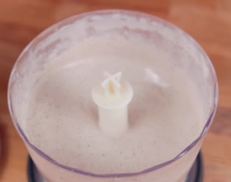 1. Этап. Молочный коктейль Oreo: 1. В чашу блендера налейте молоко, добавьте к нему мороженное и три печенья 