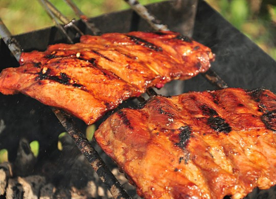 1. Этап. Свиные ребрышки на костре: Напомню, что ребрышки мы начнем печь только тогда, когда в мангале останутся только угли, а не открытый огонь. Ребрышки нужно периодически переворачивать и поливать маринадом. Ребрышки обжариваем до румяной корочки.