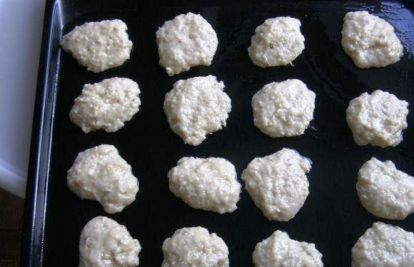 1. Этап. Постное печенье из овсяных хлопьев: Прогрейте духовку до температуры 200 градусов. Застелите противень пергаментом для выпекания или смажьте растительным маслом. Поместите тесто в кулинарный мешок, выдавливайте его частями. Не забывайте оставлять между печеньем расстояние, чтобы оно не склеилось в процессе выпекания. Поставьте противень в духовку на 20 минут, пока печенье не станет румяным.