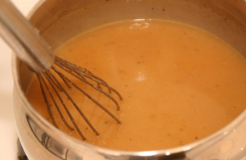 1. Этап. Соус для мяса в духовке: Нагреваем на плите мясной соус до кипения и тонкой струйкой, все время помешивая, вливаем смесь муки и воды. Доводим до кипения и убираем с плиты. Добавим соль и перец по вкусу.