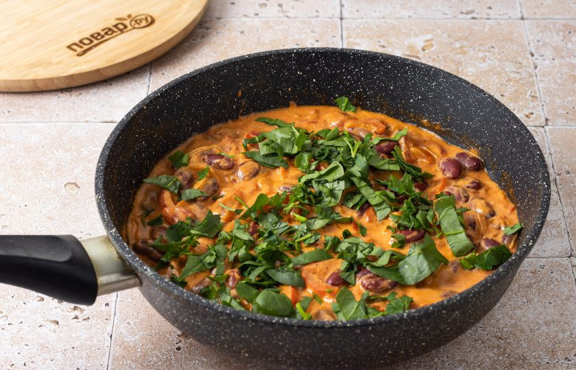 1. Этап. Карри с фасолью: Добавьте крупно порубленную зелень. Готовьте карри еще 1-2 минуты. В конце посолите по вкусу.