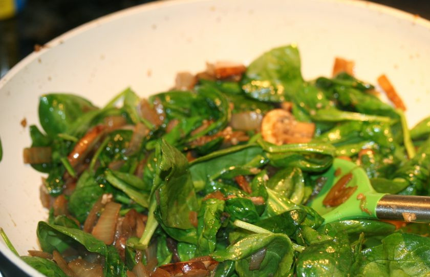 1. Этап. Запеканка с курицей, рисом и грибами: 2. Очистите и нарежьте кубиками лук, обжарьте его на раскаленной сковороде. Добавьте бальзамический уксус, затем — нарезанные кусочками грибы, измельченный чеснок, готовьте 3-4 минуты. Вымойте шпинат и выложите его в сковороду, уменьшите огонь и перемешайте, затем выключите огонь.