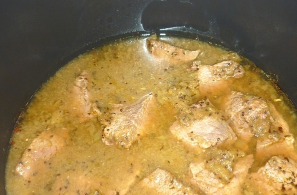 1. Этап. Мясо с киви: Перекладываем говядину вместе с маринадом в чашу мультиварки. Готовим в режиме 