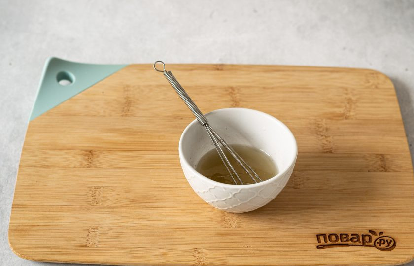 1. Этап. Салат с огурцом и капустой кольраби: Для заправки смешайте растительное масло с лимонным соком, добавьте сахар, соль и черный молотый перец.