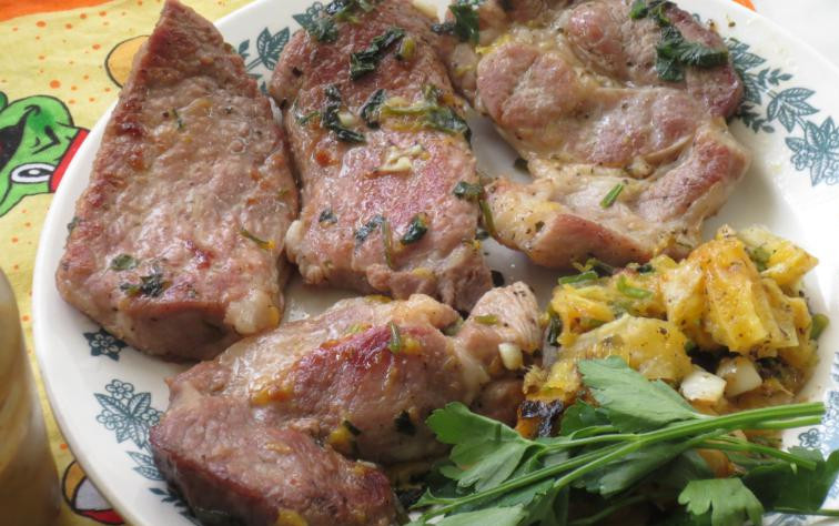 1. Этап. Свиная шейка на сковороде: Затем в сковородку добавляем еще немного рубленной зелени и нарезанного чеснока, немного обжариваем без крышки и можно подавать к столу. Приятного аппетита!