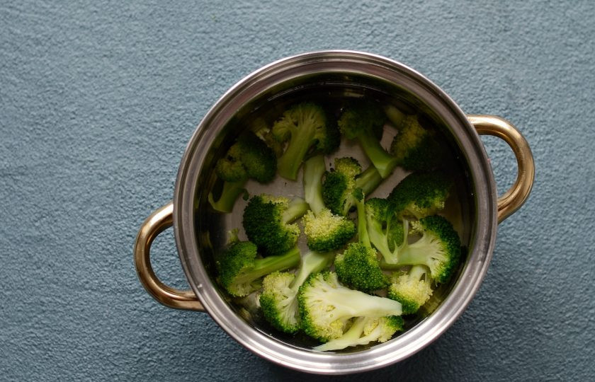 1. Этап. Салат из свеклы и брокколи: Брокколи разделите на соцветия, отварите в кипящей воде до полуготовности примерно 5-6 минут.