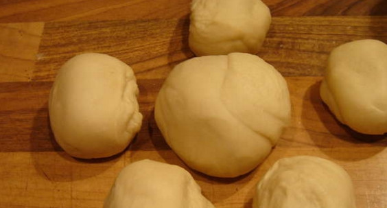 1. Этап. Ачма с сулугуни: На плиту поставьте разогреваться большую кастрюлю с подсоленной водой. В ней растопите сливочное масло. Тесто разделите на 6 частей: 1 крупная и 5 поменьше.