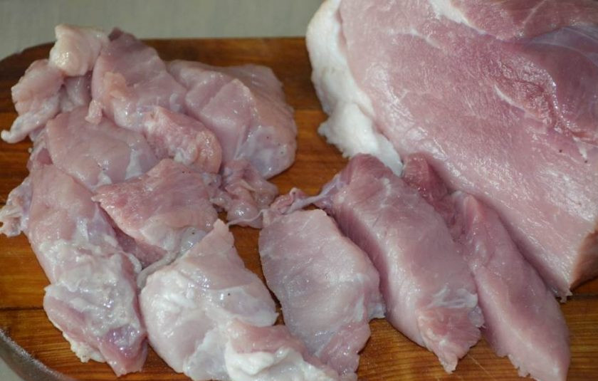 1. Этап. Подлива мясная: Кусок мяса без кости хорошенько вымойте и обсушите бумажными полотенцами. Затем зачистите его от пленок и нарежьте на одинаковые небольшие кусочки. Обжарьте их до золотистого цвета на сковороде в растительном масле.