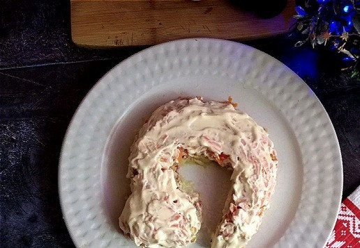 1. Этап. Почти Шуба: Пятый слой - натёртая морковь. Так же обмазываем её обильно майонезом.