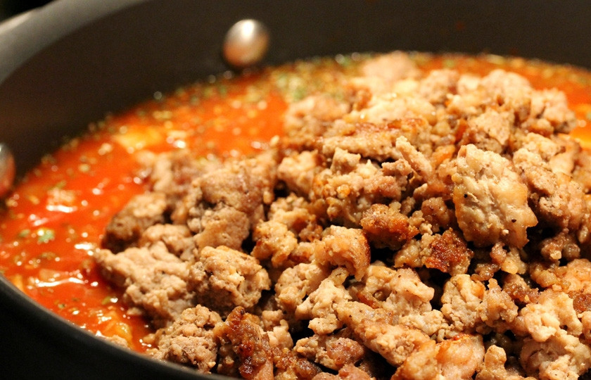 1. Этап. Томатно-мясной соус: Далее фарш погружаем в томатную массу.