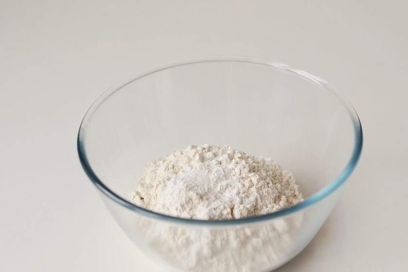 1. Этап. Постные галеты: Смешайте просеянную муку, разрыхлитель и соль в большой миске.