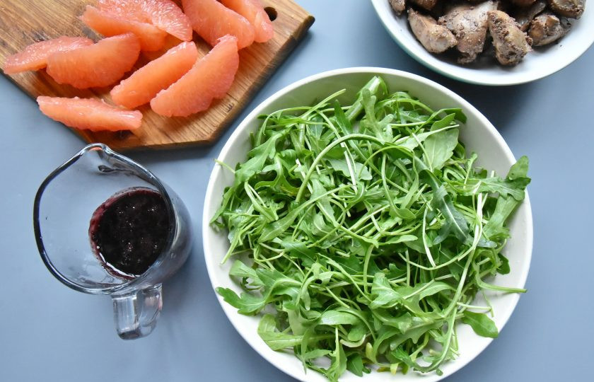 1. Этап. Куриная печень по-анжуйски: Листья салата промойте и просушите непосредственно перед сборкой и подачей блюда. Винный соус перелейте в соусник.