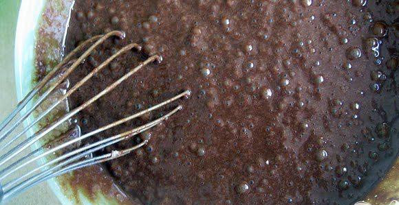 1. Этап. Шоколадный торт Черный лес: 3. Постепенно добавить яичную смесь в мучную смесь, перемешать до получения однородной консистенции. Вылить тесто для шоколадного торта в подготовленную форму. Запекать торт в течение 45-60 минут до тех пор, пока зубочистка, вставленная в центр торта, не будет выходить чистой. Дать готовому торту остыть в форме, затем извлечь из формы и дать остыть полностью.