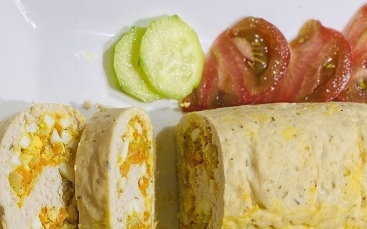 1. Этап. Рулет из фарша индейки с овощами и яйцами: Выложить на блюдо с овощами