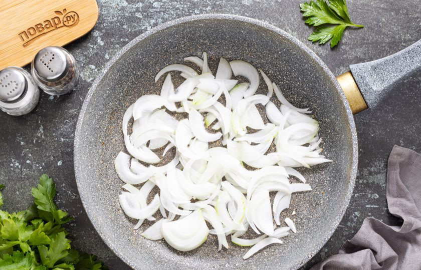 1. Этап. Баклажаны по-сычуаньски: В сковороду подлейте еще немного масла и обжарьте репчатый лук до легкого золотистого цвета.