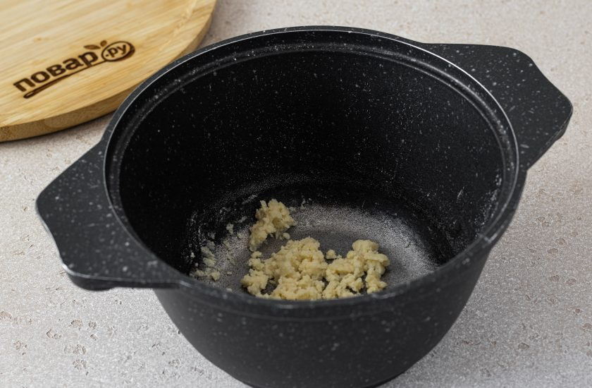 1. Этап. Постная картофельная запеканка с капустой: Для соуса обжарьте муку с растительным маслом до легкого золотистого цвета.