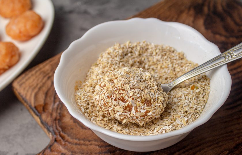 1. Этап. Наггетсы в духовке без масла: Затем обваляйте в панировке.