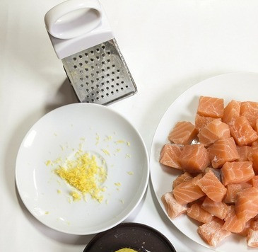 1. Этап. Запеканка с лососем и рожками: Пока варятся рожки, нарезать лосось кубиками, натереть цедру лимона и выжать лимонный сок. Включить духовку для разогрева на 180 ©.