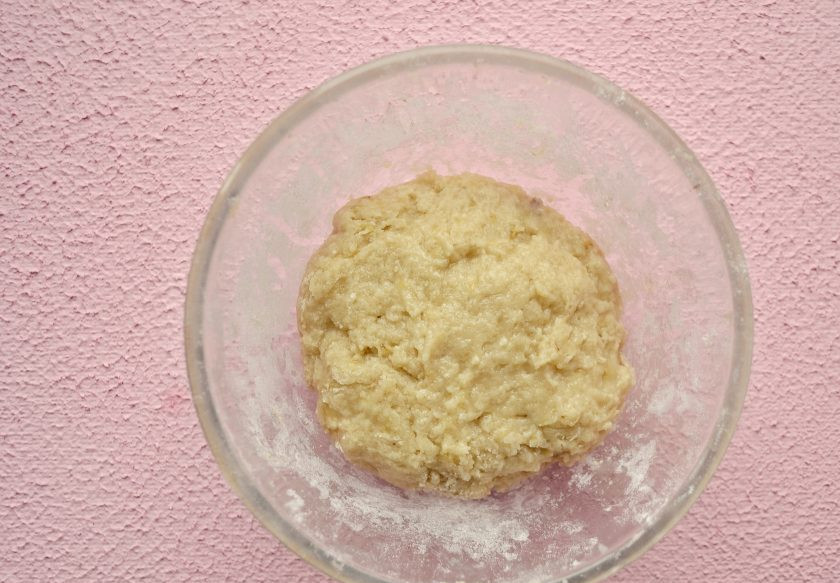 1. Этап. Индийский десерт: Замесите однородное липкое тесто.