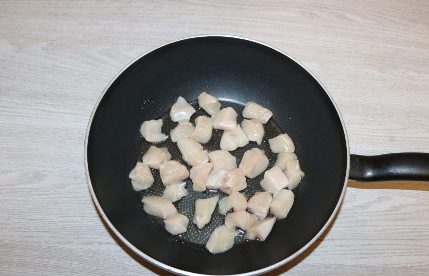 1. Этап. Гречка по-купечески с курицей: Гречку по-купечески готовить лучше в глубокой сковороде или в сотейнике. Куриное филе обжарьте в небольшом количестве масла в разогретой сковороде.