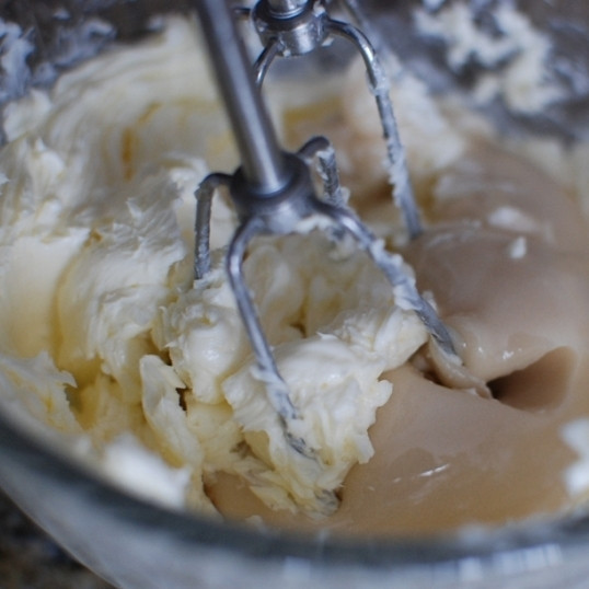 1. Этап. Медовое масло: На медленной скорости миксера начинаем перемешивать масло с медом.