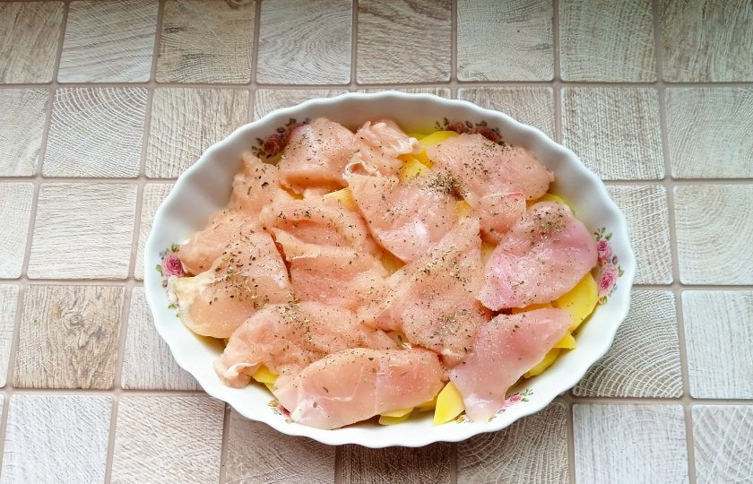 1. Этап. Курица по-французски с картошкой: Куриное филе нарежьте небольшими пластинками. Посолите и поперчите. Разложите поверх картофеля.