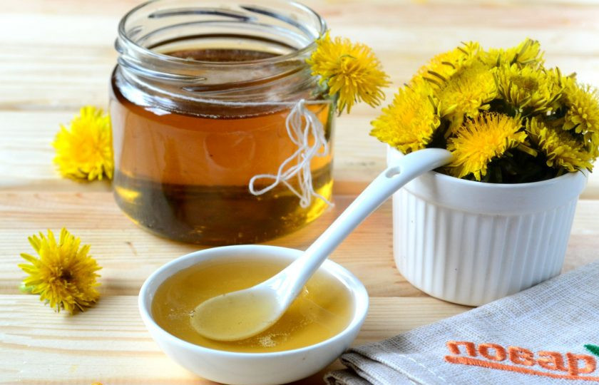 1. Этап. Мед из одуванчиков: Готовый мед сразу же разлейте по чистым стерилизованным баночкам и закупорьте металлическими крышками. Оставьте баночки до полного остывания, а затем отправьте в холодильник. Одну баночку можете не закупоривать, мед подавайте к чаю. Кушайте с удовольствием!