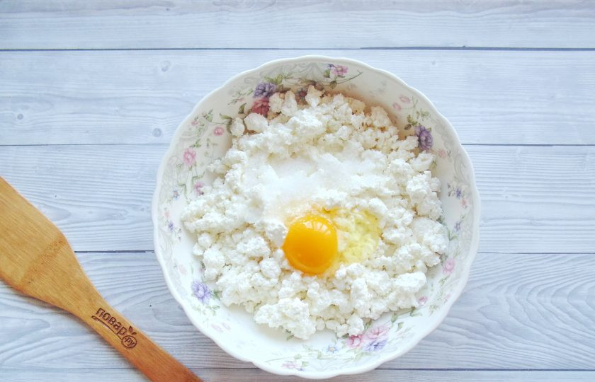 1. Этап. Сырники без глютена и сахара: Добавьте яйцо, соль и подсластитель по вкусу. Это может быть фруктоза, сорбит, ксилит.