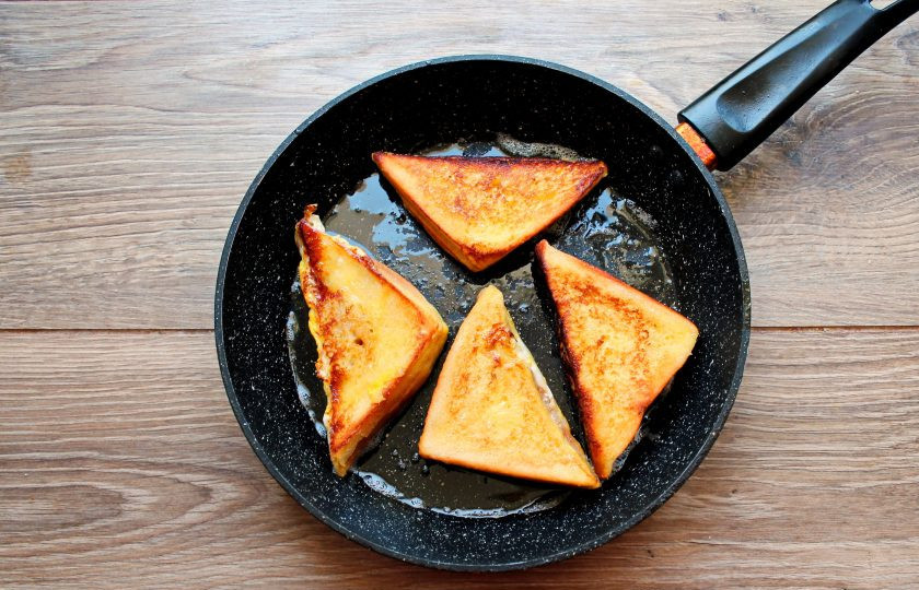 1. Этап. Французские клубничные тосты: Обжарьте тосты в горячей сковороде с растительным маслом по 2-3 минуты с каждой стороны. Снимите на тарелку и остудите. Перед подачей посыпьте сахарной пудрой.