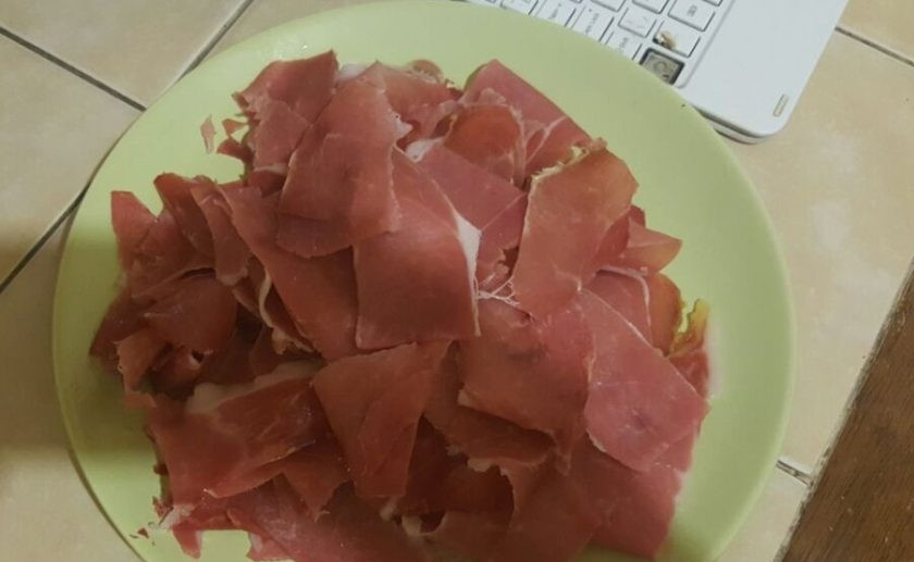 1. Этап. Окорок сыровяленный: После вяления рекомендую нарезать мясо тоненькими слайсами и подавать его к столу.