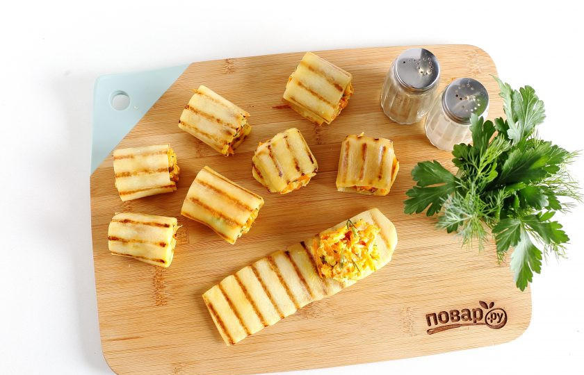 1. Этап. Рулетики из кабачков с морковью и сыром: Теперь возьмите пластину кабачка, выложите на край начинку и сверните рулетик.