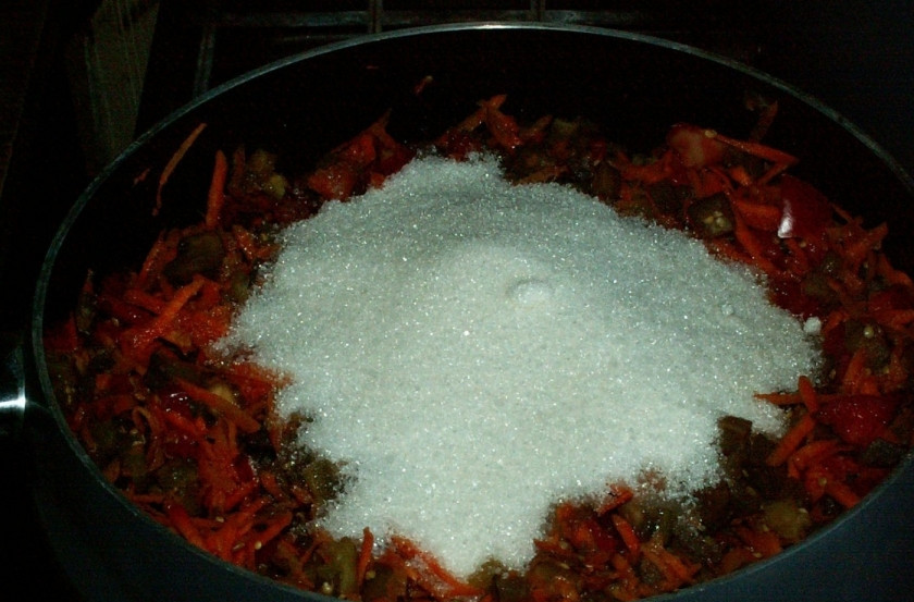 1. Этап. Фасоль консервированная на зиму: 6. Через 20 минут добавьте в наши овощи сахар. растительное масло, соль, уксус и перец. Все перемешайте.