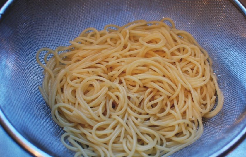 1. Этап. Спагетти с Песто из авокадо: 1. Отварите спагетти в кипящей воде в течение 5-8 минут, затем откиньте их на дуршлаг.